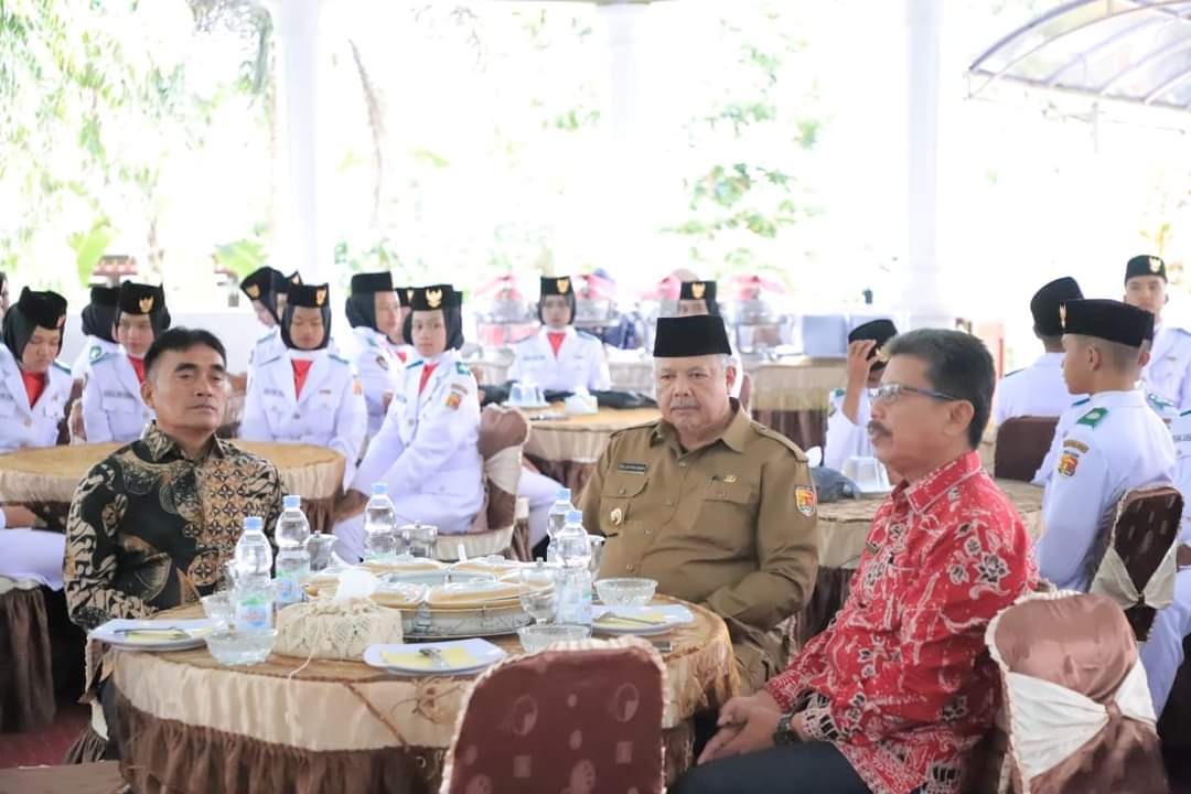 Suasana ramah tamah sekaligus pelepasan anggota Paskibraka Kota Solok dengan Walikota Zul Elfian Umar